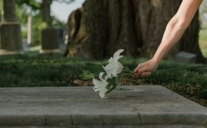 ¿El seguro de decesos cubre la lápida? | Guía para contratarlo El seguro de decesos cubre la lápida