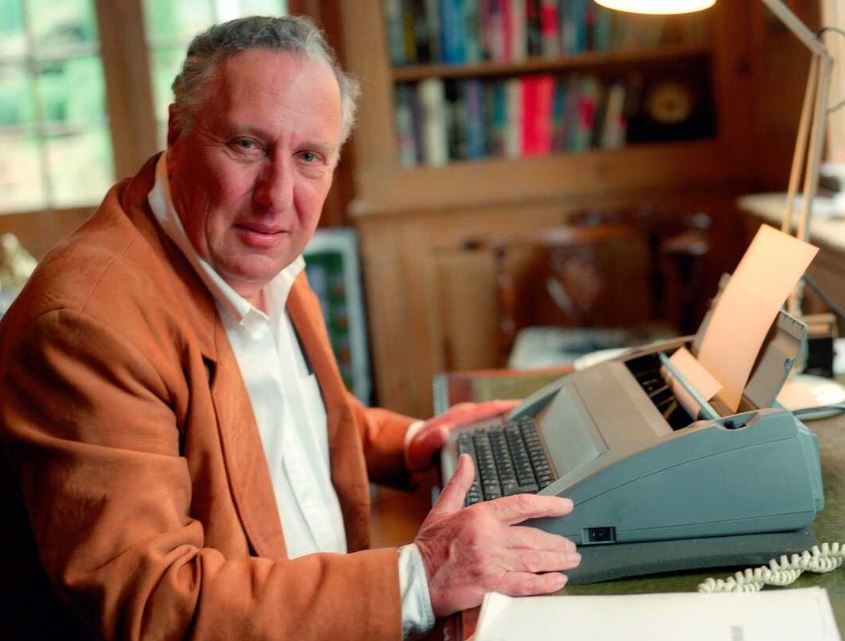 Muere a los 86 años Frederick Forsyth por ESTO